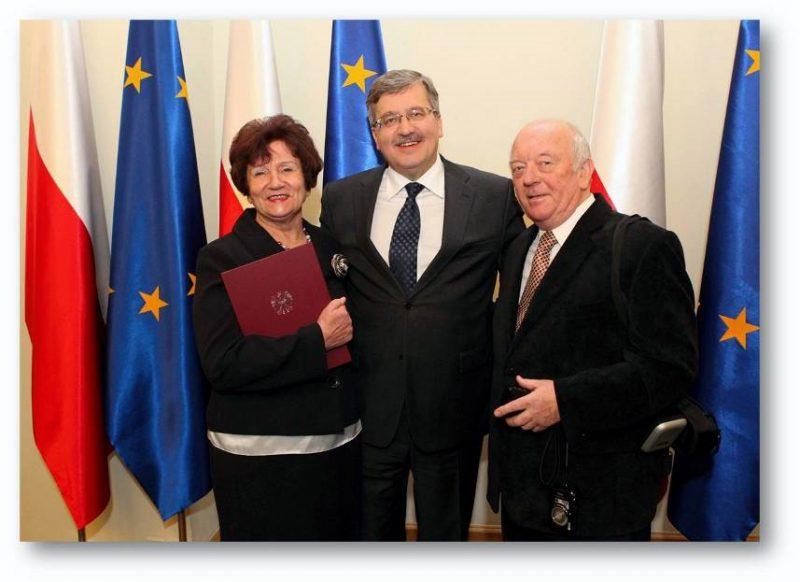 Ryszard Ligowski, Barbara Rakowska, Wiesława Martynelis; od lewej stoją: Ewa Kalinowska, Marcin Pliński, Ewa Nowicka, Wacława Osypuk, Wojciech Puchalski (z archiwum Barbary Rakowskiej). Ryc.