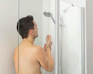 W trakcie normalnej kąpieli pod prysznice zapobiegają zalaniu podłogi, a większość wody pozostanie w wannie.