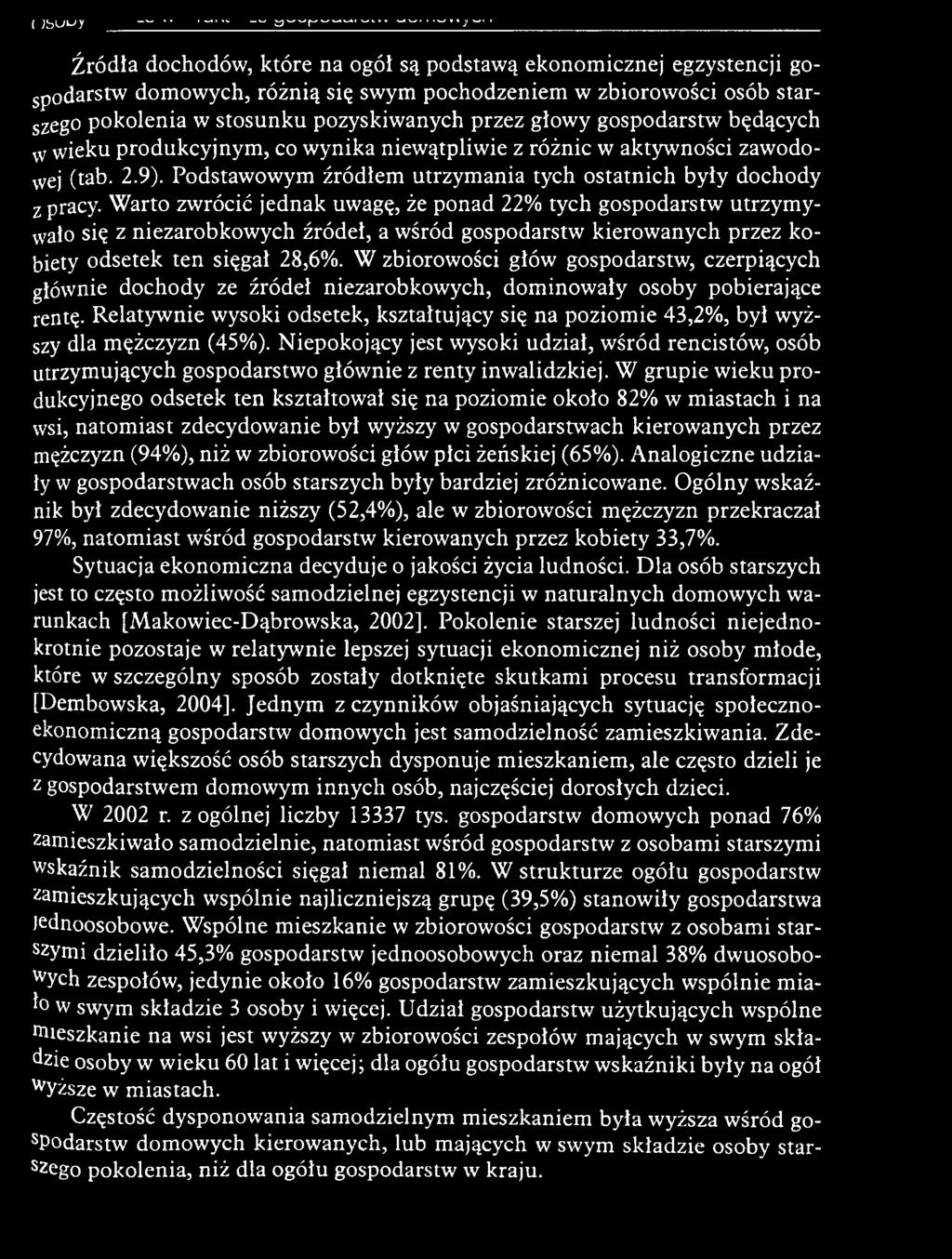 W arto zw rócić jednak uw agę, że ponad 22% tych gospodarstw u trzy m y wało się z niezarobkow ych źródeł, a w śród gospodarstw kierow anych przez k o biety odsetek te n sięgał 28,6%.
