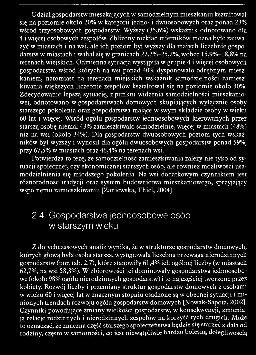 O d m ienna sytuacja w ystąpiła w gru p ie 4 i więcej osobow ych gospodarstw, w śród k tórych na wsi ponad 40% dysponow ało o d ręb n y m m ieszkaniem, nato m iast na terenach m iejskich w skaźnik