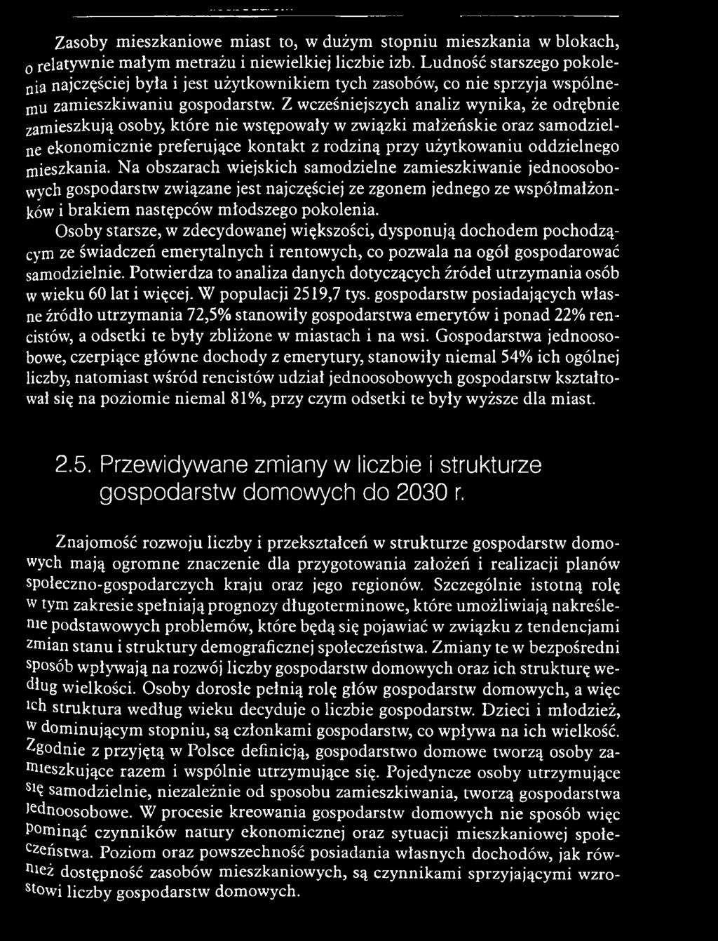 N a obszarach w iejskich sam odzielne zam ieszkiw anie jednoosobowych gospodarstw zw iązane jest najczęściej ze zgonem jednego ze w spółm ałżo n ków i b ra k iem następców m łodszego pokolenia.