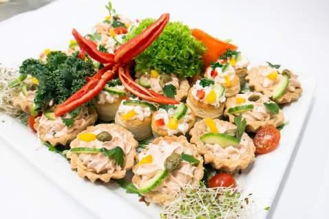 ) Babeczki I Vol au vent (mix) Kruche, słone babeczki bankietowe i francuskie Vol au vent