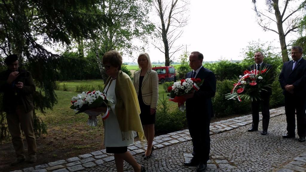 8.05.2015 r. Uroczystość pod pomnikiem poświęconym ofiarom niemieckiego obozu pracy wychowawczej AEL Rattwitz z okazji 70 rocznicy zakończenia II Wojny Światowej.