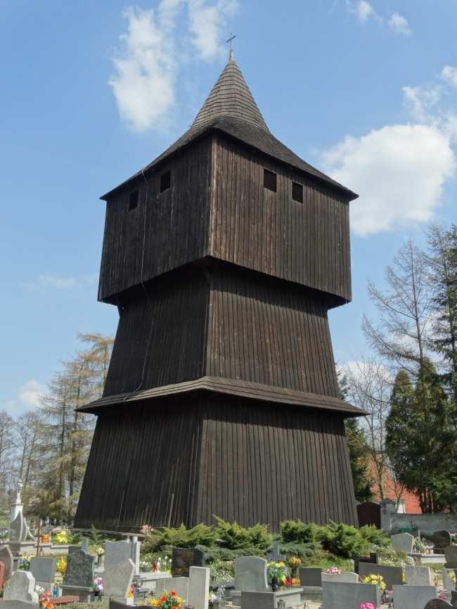 186 Stan techniczny i remont szesnastowiecznej dzwonnicy drewnianej Wzniesienie obiektu w roku 1570 potwierdzają badania dendrochronologiczne wykonane przez A.