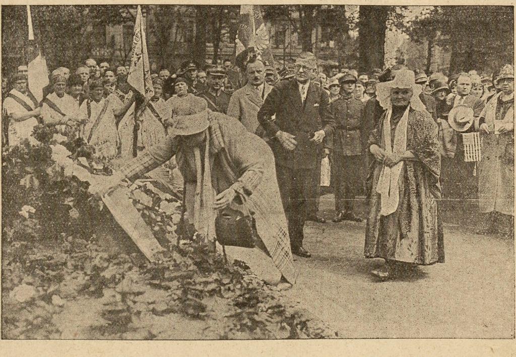 Na ilustracji widzimy Solenizantkę Józefę Bramowską (w pięknym stroju śląskim), biorącą udział w