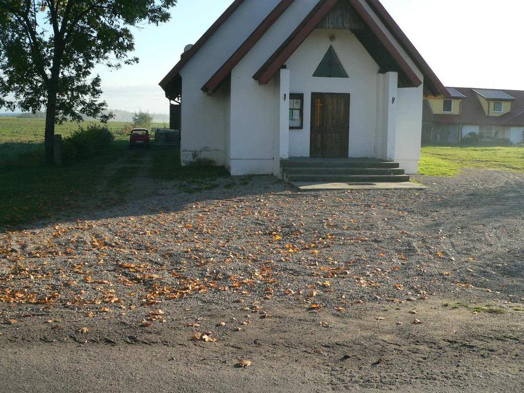 Fot. 2. Widok w kierunku projektowanego chodnika lewa strona Fot. 3.