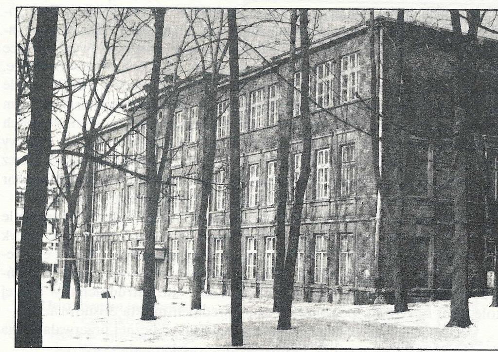 W 1935 r. został uczniem szóstej klasy w Gimnazjum Męskim im.