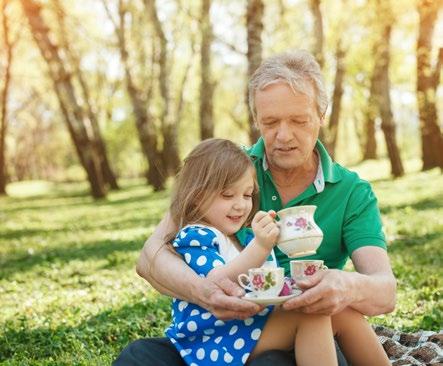 Seniorzy mają ogromną wiedzę i doświadczenie, dysponują czasem, mogą na przykład pomóc młodemu małżeństwu i przypilnować dzieci.
