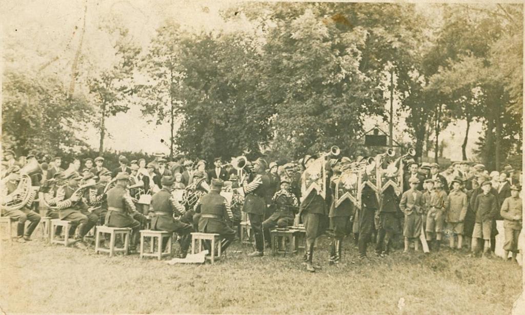 5 Zdjęcie 7 Rok 1922 (około). Grabowiec. Występ orkiestry 2. Pułku Strzelców Konnych z garnizonu w Hrubieszowie.