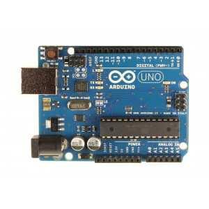 Główny kontroler Arduino UNO (widok z góry i z dołu). http://arduino.cc/en/main/arduinoboarduno 2.3. Napęd ZumoRoboKiss2 posiada napęd gąsienicowy.