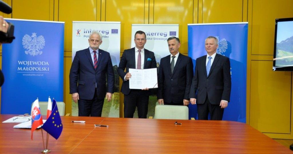 Umowa o dofinansowanie projektu "WĘDROWANIE BEZ PLECAKA..." podpisana W dniu 7 kwietnia 2017 r.