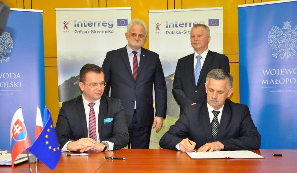 Umowy zostały podpisane przez Adama Hamryszczaka sekretarza stanu w Ministerstwie Rozwoju (Instytucji Zarządzającej programem).