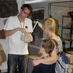 W tym miejscu uczestnik dowie się w jaki sposób preparuje się eksponaty, a na specjalnie zorganizowanych zajęciach będzie mógł dotknąć skamieniałych szczątków dinozaurów,