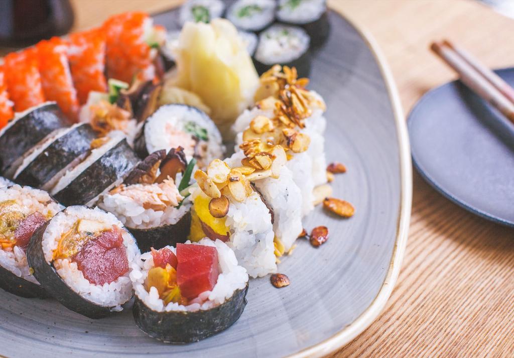 sushi (około), liczba sztuk, składniki i ich proporcje są ustalane indywidualnie.