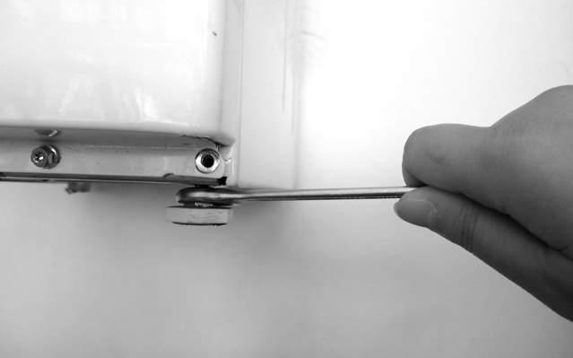 Wykręć ręcznie nóżki pralki, 2-3 obroty w kierunku do ruchu wskazówek zegara, następnie poluzuj nakrętkę za pomocą klucza. 2. Wyregulować ręcznie wysokość nóżek. 3.