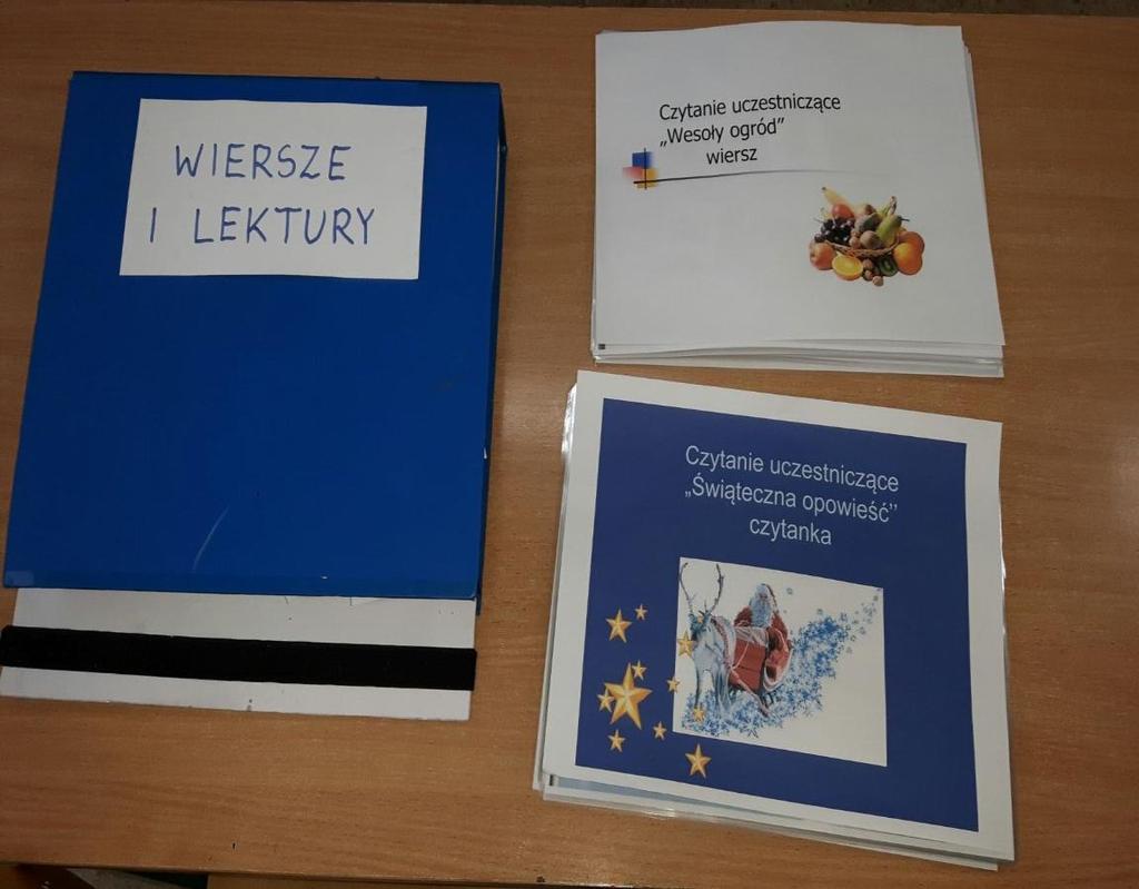 Podczas czytania, recytowania i śpiewania uczniowie przewracają strony w książeczkach.