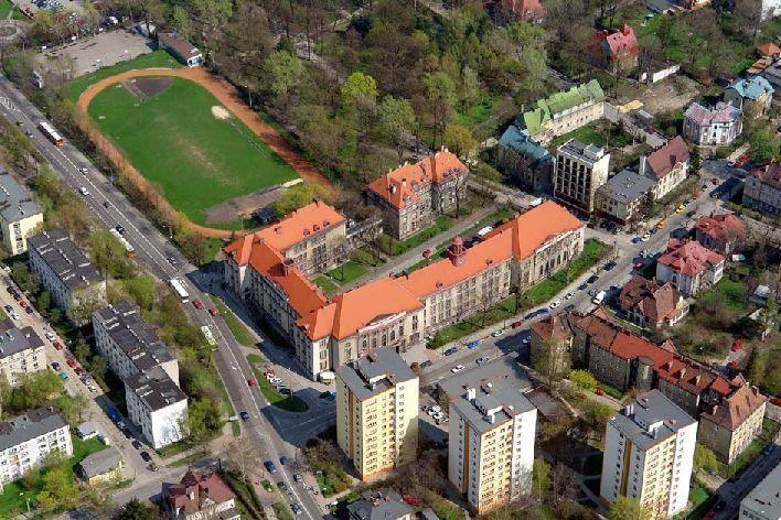 prof. Średniawy) Redakcja przeprasza za błąd na