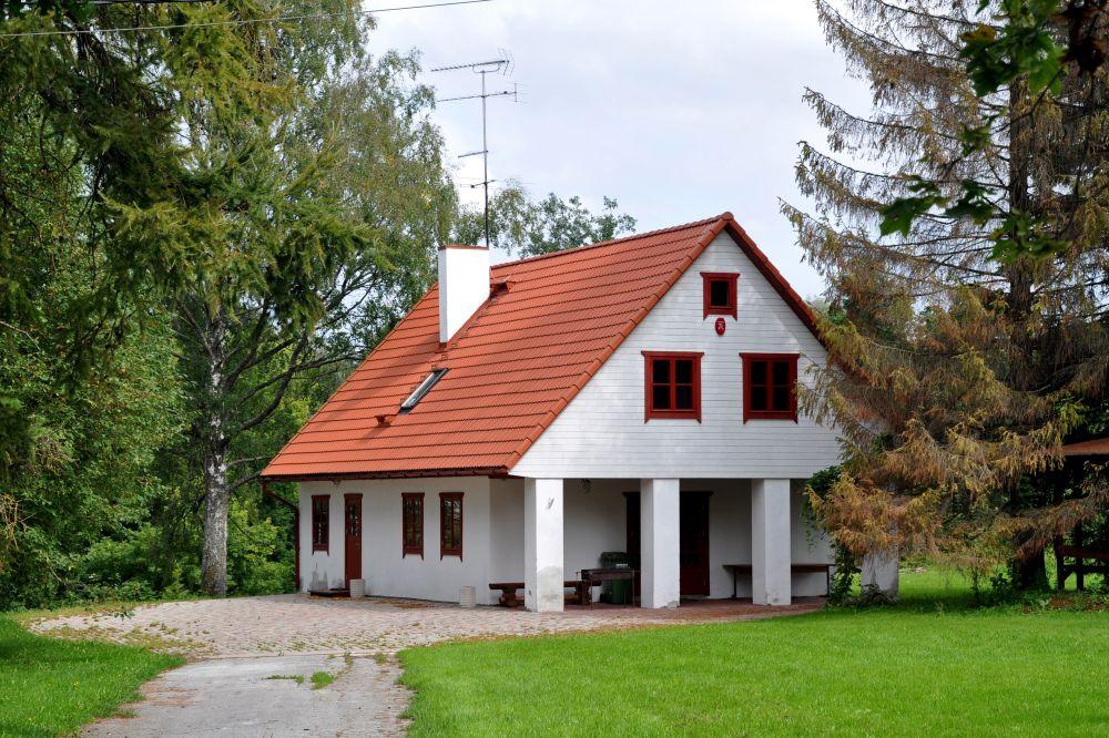 budowa jest prosta, dzięki czemu minimalizuje się ryzyko błędów wykonawczych, a szczelny dach najlepiej chroni przed opadami atmosferycznymi.