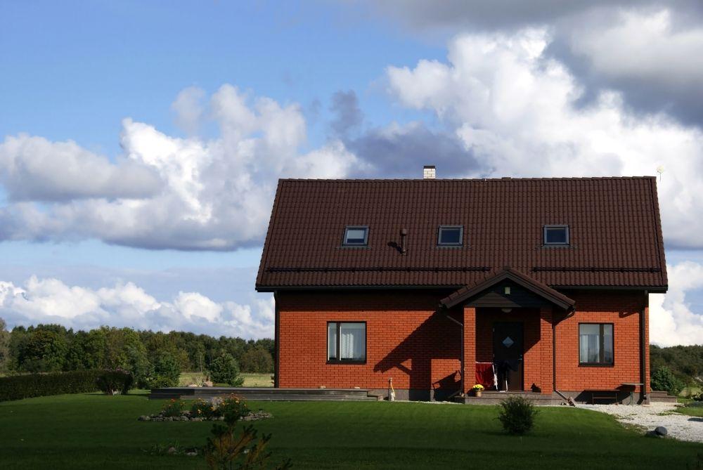 wykończenia. Dzięki temu różnice w cenie pokrycia dachu blachodachówką i dachówką ceramiczną są bardzo niewielkie. Duży rozmiar dachówki przyspiesza pracę dekarza i obniża jej koszty.