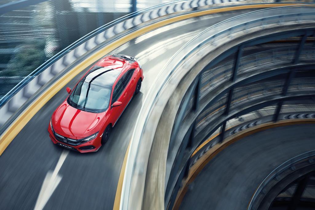 NOWA HONDA CIVIC SPORT Za sprawą muskularnych elementów stylizacyjnych oraz centralnego, podwójnego układu wydechowego, nowy Civic Sport wygląda imponująco i dynamicznie zarówno podczas jazdy, jak i