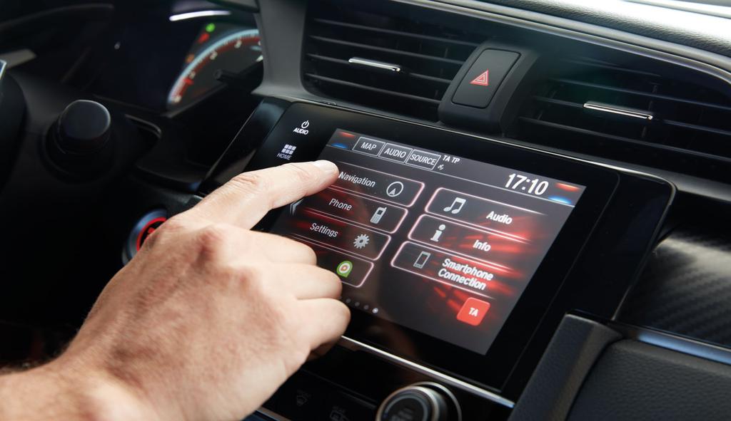 HONDA CONNECT W Hondzie Civic zastosowano pokładowy system rozrywkowoinformacyjny Honda CONNECT nowej generacji, obejmujący m.in. 7-calowy wyświetlacz dotykowy oraz radio cyfrowe DAB.