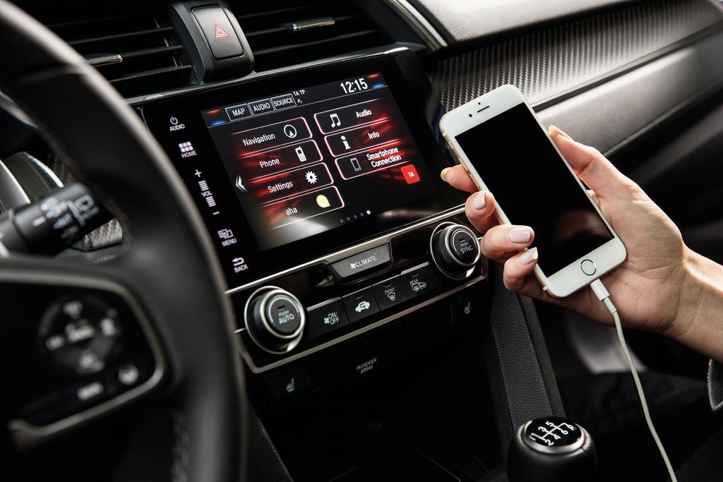 POZOSTAŃ W KONTAKCIE Civic został wyposażony w nowy system rozrywkowo-informacyjny Honda CONNECT, który pozwala Ci być w stałym kontakcie z Twoją