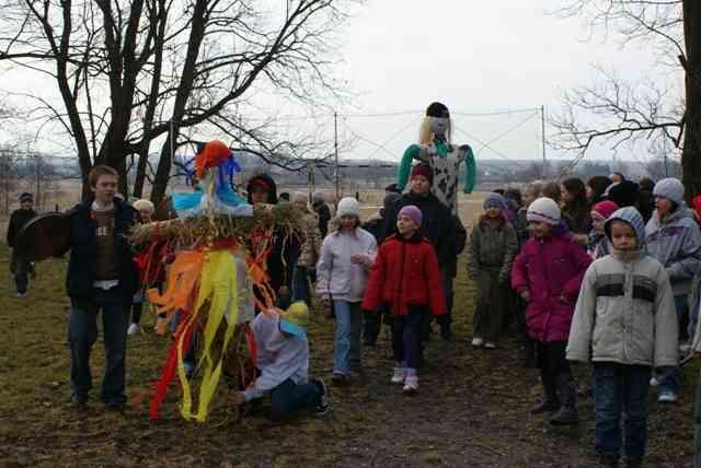 Szkoła Podstawowa w Sielcu we współpracy z Nadleśnictwem Chełm zorganizowała dla młodzieży szkolnej zajęcia terenowe w lesie Borek, podczas których dzieci rozpoznawały ślady bytowania sarny oraz