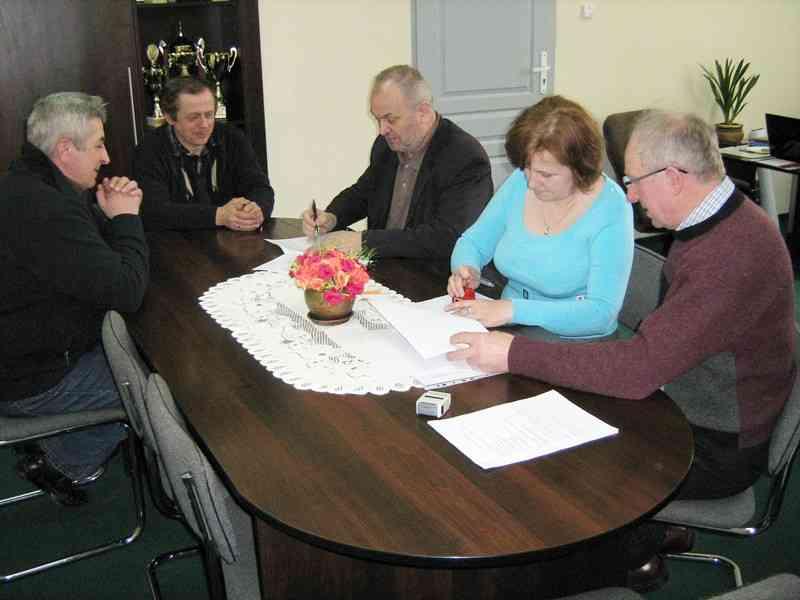 Elżbieta Głuszek Podpisano umowę na przebudowę drogi W dniu 22 marca 2011 r. w Urzędzie Gminy Leśniowice podpisano umowę pomiędzy Gminą Leśniowice a Przedsiębiorstwem Budowy Dróg i Mostów Spółka z o.