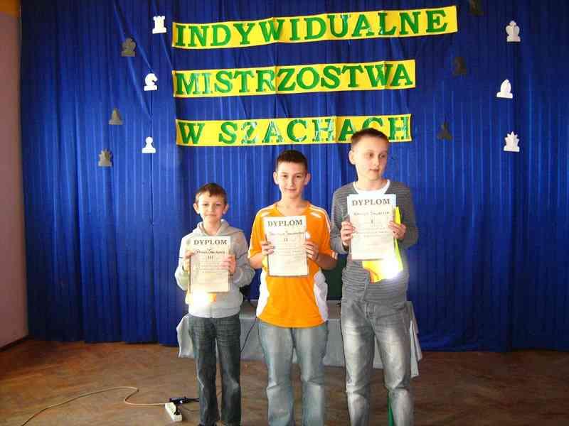 Karol mistrzem szkoły W dniu 22 marca 2011 r. w Szkole Podstawowej w Leśniowicach odbyły się Indywidualne Mistrzostwa Szkoły w Szachach. W turnieju wzięło udział 8 zawodników.