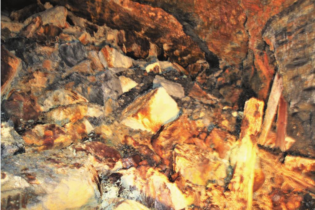 Nr 12 PRZEGLĄD GÓRNICZY 25 Rys. 6. Komora za tamą TI-7N - po przejściu przez obwał. Komora o szerokości 10 15 m z obwałem skał stropowych i ociosowych (głazy 5,0 x 6,0 m).