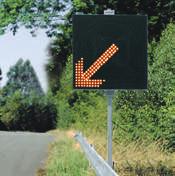 W połączeniu z radarem ostrzega kierujących pojazdami o przekroczeniu dozwolonej prędkości poprzez migowe wyświetlanie obowiązującej na danym odcinku drogi.