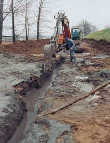 Mieszanki mineralne komponowane na placu budowy mają tę zaletę, że mogą być dobrze dostosowywane do miejscowych warunków gruntowo-wodnych, ale są kłopotliwe w przygotowaniu, gdyż wymagają od