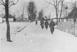 Jeńcy polscy zebrani w majątku pod strażą niemiecką, wrzesień 1939