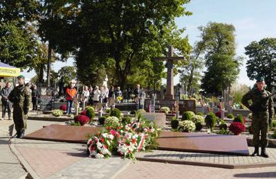 INFORMACJE Z GMINY ZAKROCZYM 9/2018 11 Weekendy to czas zabaw i aktywności ale czasem również zadumy Przy współpracy z Fundacją Kierunek Smoszewo, w dniach 18-19 sierpnia 2018 r.