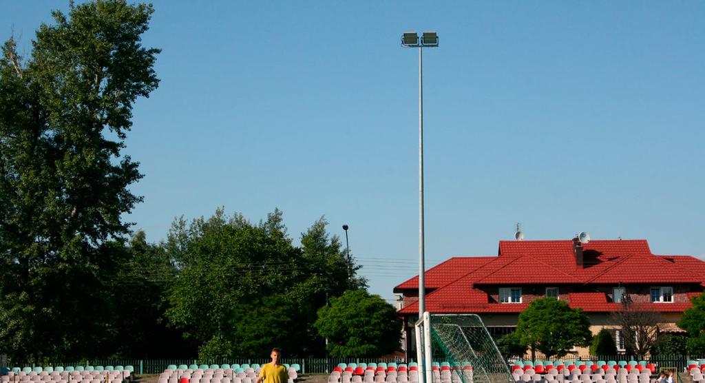 Pełnowymiarowe boisko przy ulicy Blokowej 3 jest jednym z pierwszych w Warszawie, którego oświetlenie zostało wykonane w technologii LEDowej.