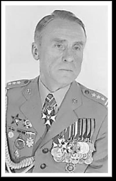 Płk Edward Gierasimczyk urodził się w roku 1919. W roku 1940 został powołany do służby w Szkole Młodszych Specjalistów Lotnictwa Armii Czerwonej w Woroneżu.