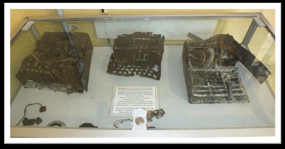 Maszyny szyfrujące Enigma w Muzeum Obrony Wybrzeża Wielką niespodziankę kryje w sobie mało znane w Polsce (jak na razie) muzeum w miejscowości Bielany.