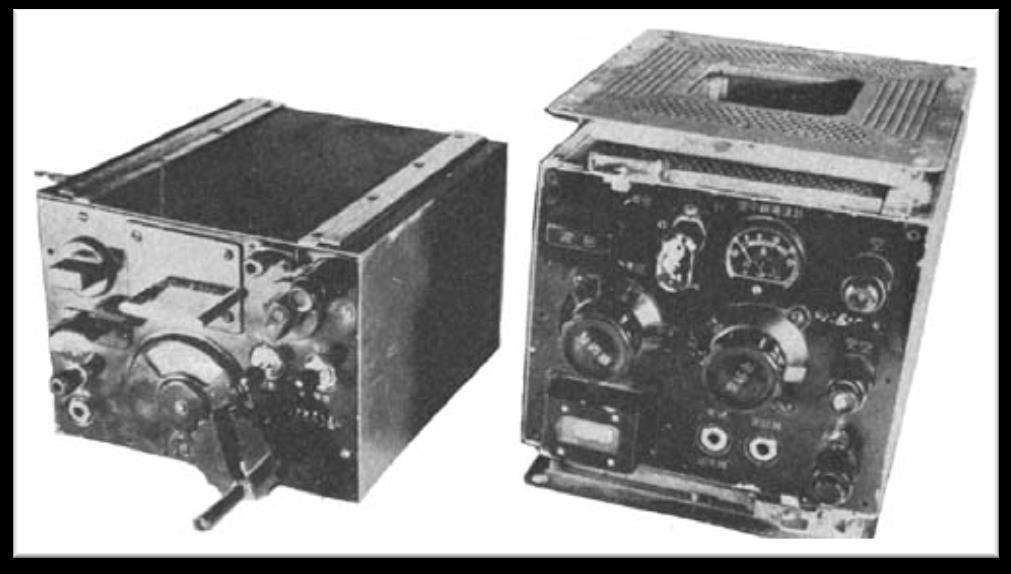 Radiostacja Model 99 Mk.3 (z lewej odbiornik, z prawej nadajnik) Na koniec chcę przedstawić przykład tłumaczenia na język angielski tekstu z tabliczek znamionowych japońskiego sprzętu łączności.