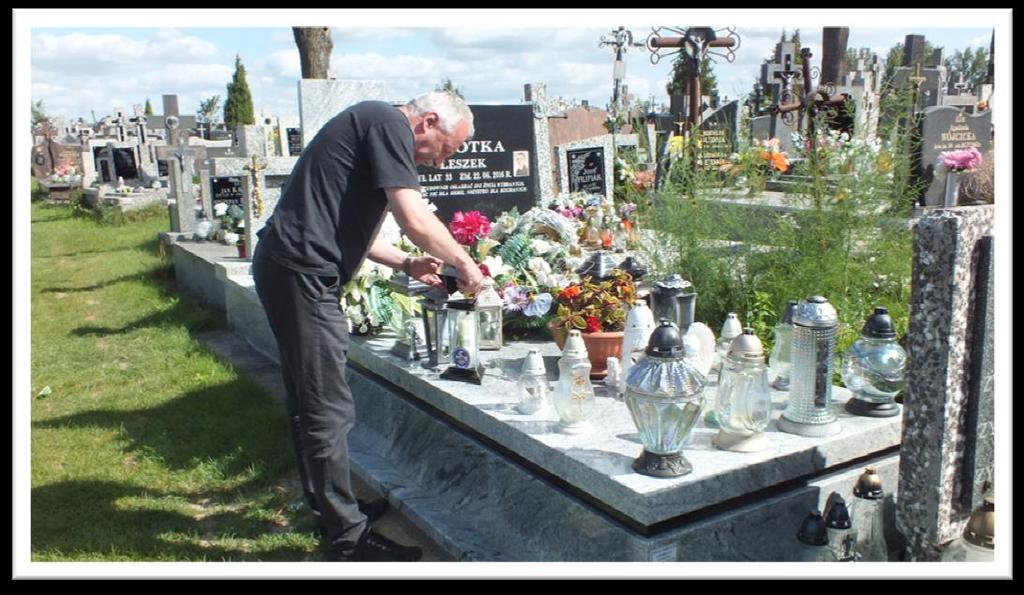 W przededniu święta odwiedziliśmy groby w Woli Kiełpińskiej i w Serocku, na których złożyliśmy wiązanki kwiatów i