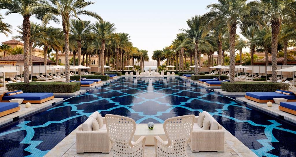 One&Only The Palm Palma Jumeirah, Dubaj Hotel położony wśród pięknych ogrodów i kaskadowych fontann, zapewniający relaks, a zarazem dostęp do fantastycznej metropolii.