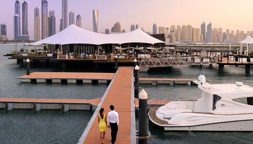safari pojazdami terenowymi, jazda na wielbłądzie i surfowanie na wydmach). Panoramą Dubaju można nacieszyć się podczas rejsów tradycyjną, drewnianą łodzią dhow.