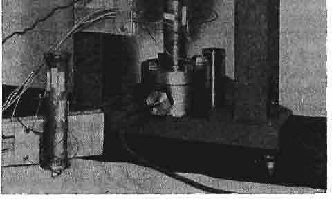 Precyzyjną maszynę do jednoczesnego obcią ż ani a próbek rurkowych sił ą osiową, momentem skrę cają cym i ciś nieniem wewnę trznym w normalnej temperaturze skonstruowano na Uniwersytecie w Moskwie