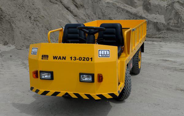 Wózki akumulatorowe platformowe WAN 13-0201 z osłoną przednią FML dostarcza wózki platformowe do przewożenia materiałów o masie do 2 ton.