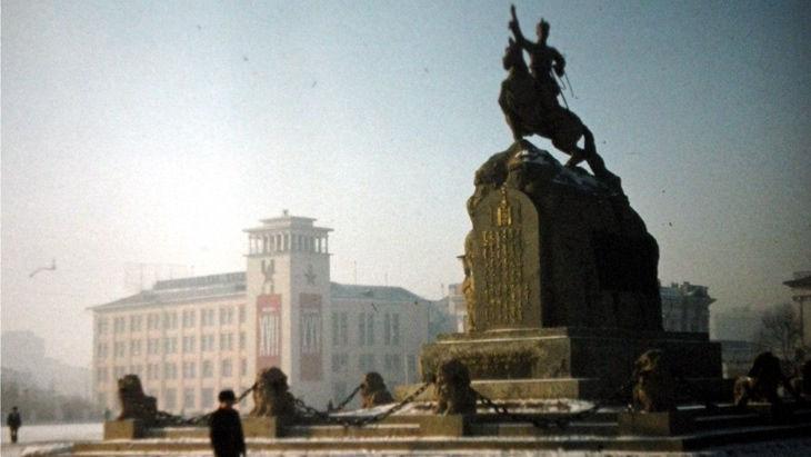W centrum miasta była charakterystyczna architektura w sowieckim stylu i oczywiście pomniki