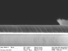 Zakład Mikro- i Nanotechnologii Półprzewodników Szerokoprzerwowych 5 niem się warstwy od podłoża (rys. 4).