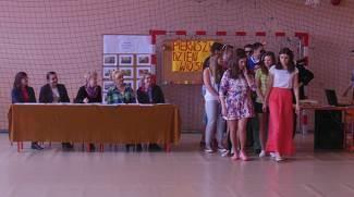 odległość i Konkursie śmiesznych pytań.