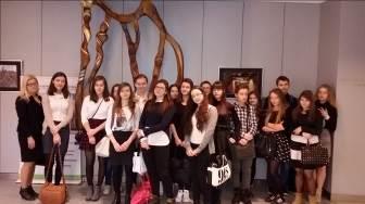 Żywa lekcja kultury rosyjskiej. 10 marca młodzież klas III gimnazjum odbyła żywą lekcję cząstki kultury rosyjskiej oglądała operę Eugeniusz Oniegin Piotra Czajkowskiego w Filharmonii Świętokrzyskiej.