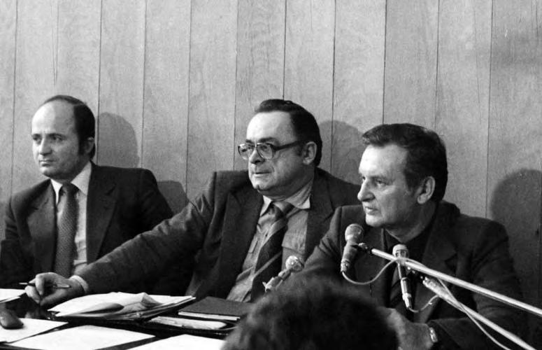 Fot. A. Urbański, ze zbiorów J. Konkela Komisja Rządowa podczas rozmów ze strajkującymi w Rzeszowie; pierwszy z prawej Andrzej Kacała J.B.