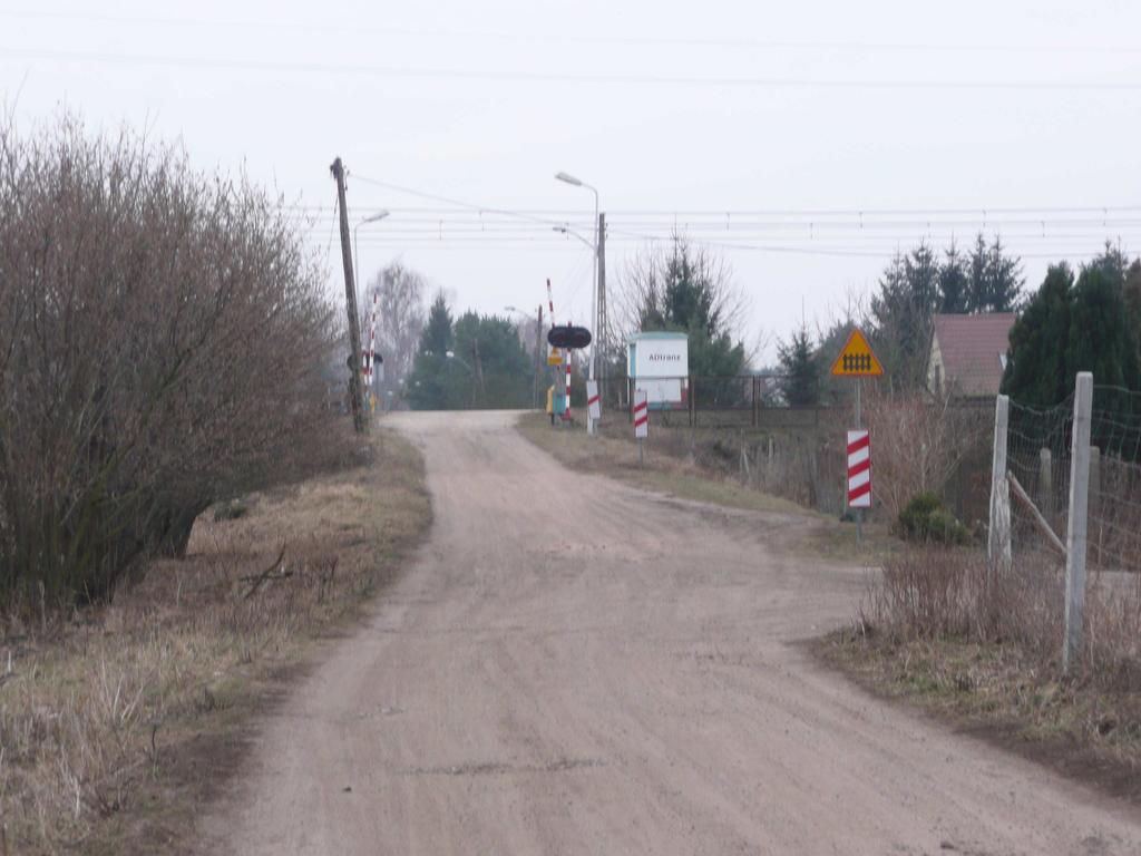 4. Opis stanu niejącego Przejazd w Sławocieszu - km 193,298 Przejazd kategorii B przeznaczony do likwidacji. Obecnie o znaczeniu marginalnym jego funkcje przejmie przejazd w Zdunowie.