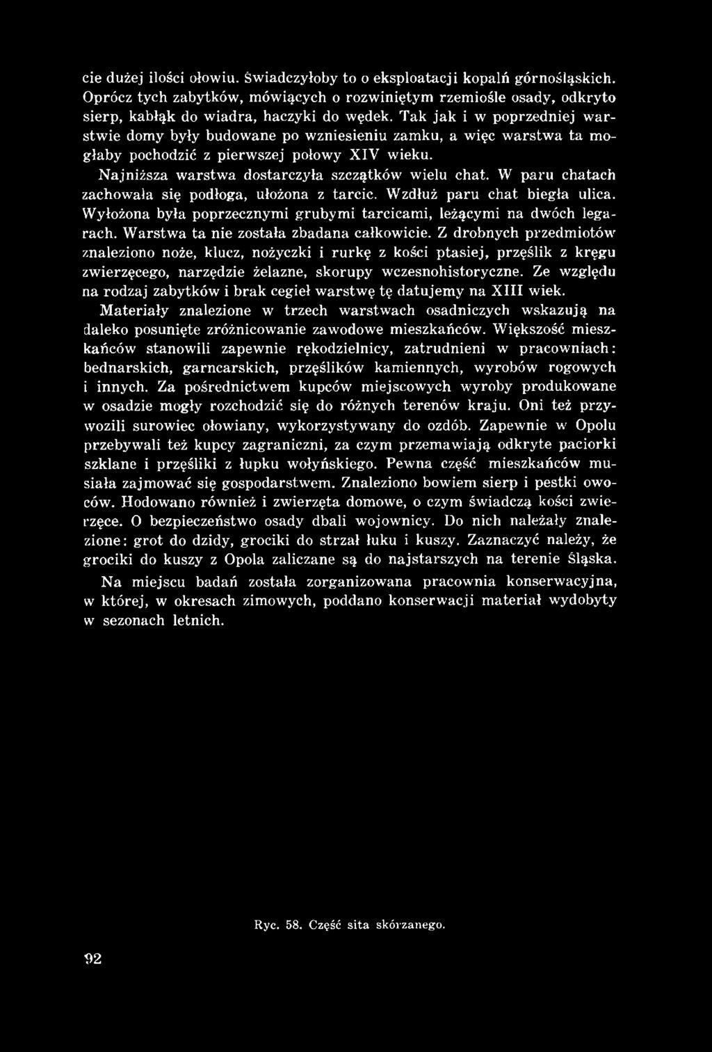 W paru chatach zachowała się podłoga, ułożona z tarcic. Wzdłuż paru chat biegła ulica. Wyłożona była poprzecznymi grubymi tarcicami, leżącymi na dwóch legarach.